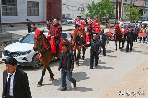 农村年轻人骑马结婚，有人靠提供马为生，一匹三百元年最高挣3万_腾讯新闻