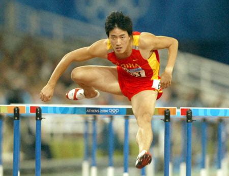 2004年雅典奥运会 刘翔夺冠身披国旗跳上领奖台-搜狐2008奥运