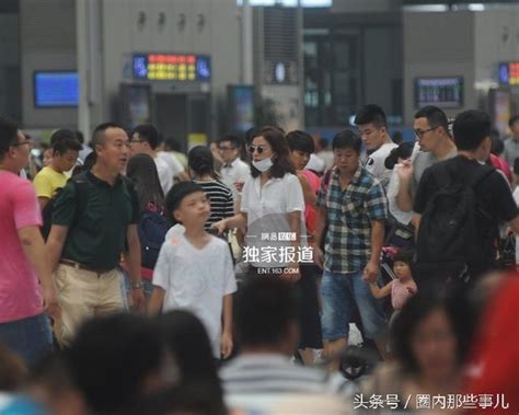 多名大妈高铁唱歌最新素材