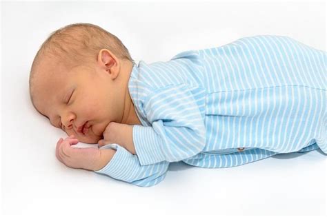 宝宝睡觉经常哼哼唧唧、易惊醒，妈妈知道是怎么回事吗？