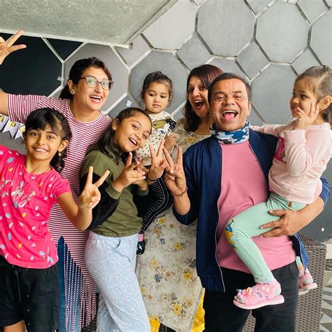 Rajpal Yadav : कनाडा की 9 साल छोटी लड़की संग राजपाल यादव ने रचाई है ...