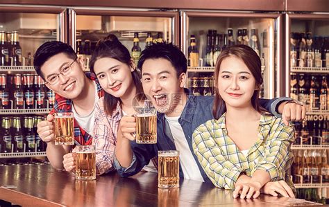 快乐的青年人在酒吧喝酒高清图片下载-正版图片507674395-摄图网