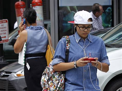 Texting While Walking Accidents 的图像结果