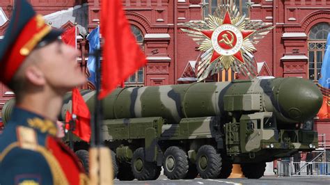 俄军核演习开始！普京带核手提箱现场观摩，多款战略武器刷新认知_腾讯新闻