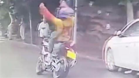 惊险！男子骑摩托被悬空电线“锁喉”，瞬间后仰倒地_凤凰网视频_凤凰网