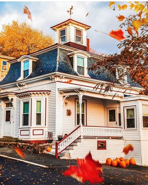 I would love to live in the house from Hocus Pocus : r/Autumn