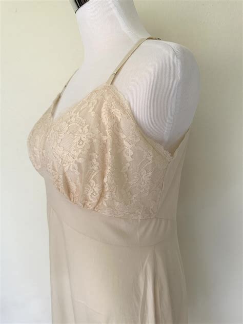 Vintage Lingerie 1960s Vanity Fair Classic Ivory Nylo… - Gem