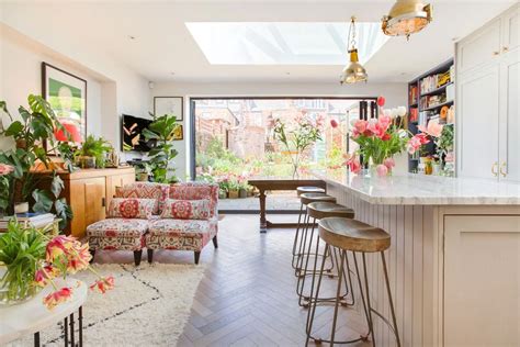 16 Famous Airbnbs in London | Facilities & More!