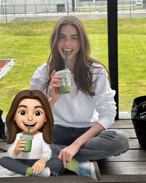 How to Make a Full-Body Emoji Avatar on iPhone (with RoboNeo)