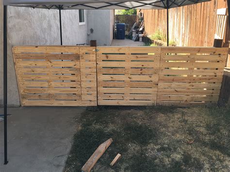 Fence made out of pallets | Pallet diy, Pallet fence, Modern diy
