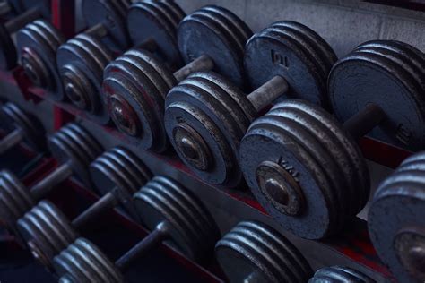 The Best Dumbbell Back Workouts, According to Trainers. Nike IL