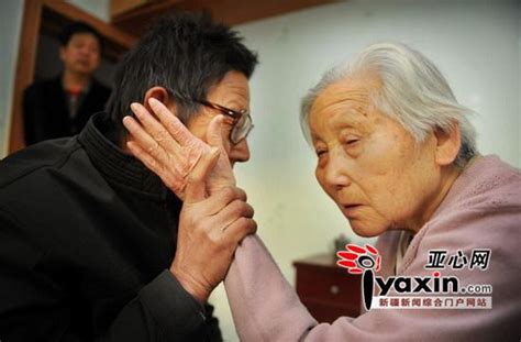 57岁儿子28年后与82岁老母亲重聚首_新闻中心_新浪网