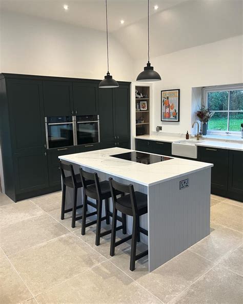20 Stunning Vaulted Ceiling Kitchens You'll Love