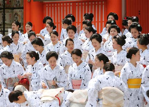 浴衣姿の芸舞妓が「お千度」 蒸し暑～い京都が涼しげに 八坂神社 - 読んで見フォト - 産経フォト