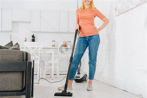 与吸尘器清洁工一起清扫房间的妇女喜高清图片下载-正版图片502691667-摄图网