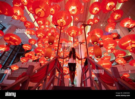 红色中国风绸缎春节海报背景素材免费下载 - 觅知网