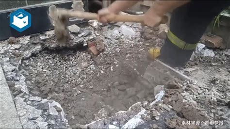 杭州一居民家门口地面近80℃，消防员凿开了地面 - YouTube