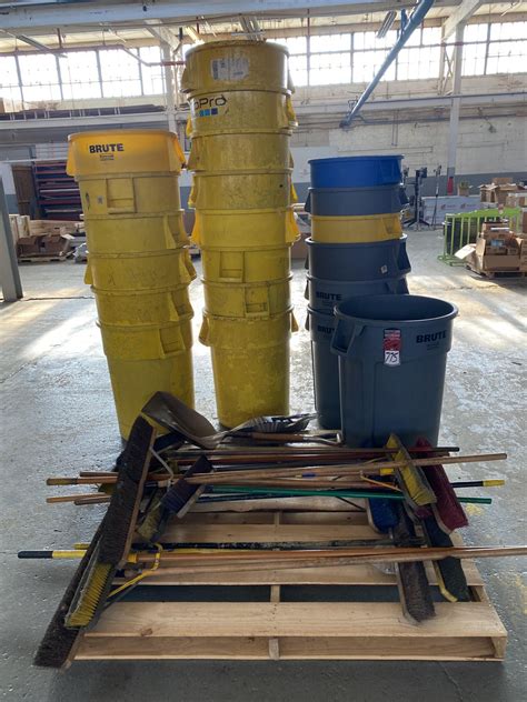 BRUTE Garbage Can w/ Assorted Push Brooms