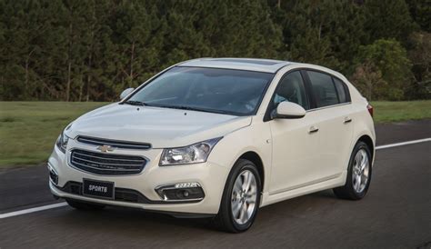 Cruze 2015 parte de R$ 70.400; GM queima estoque do 2014 antes da estreia - 26/11/2014 - UOL Carros