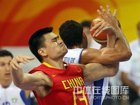 图文-[奥运会男篮]中国队vs希腊 两人较量胳臂劲_篮球_2008奥运站_新浪网