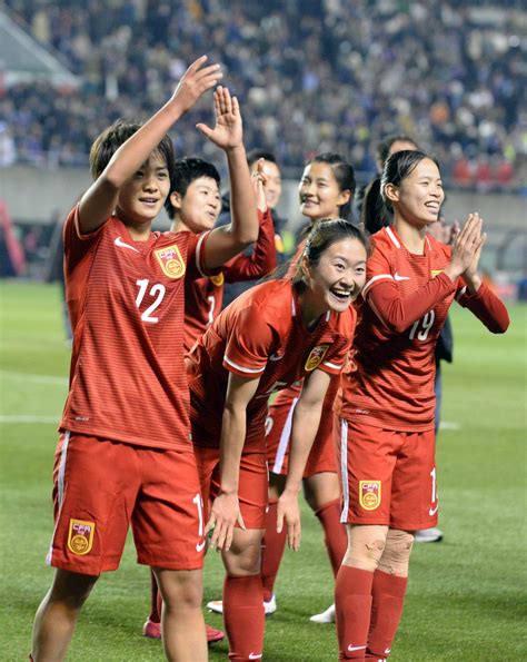 中国女足大获全胜直奔世界杯！男足脸疼吗？