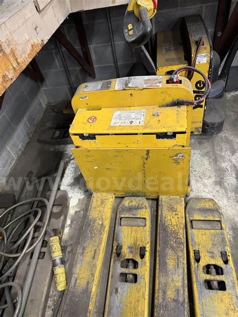 2016 Yale MPW050-EN24T2748 Electric Pallet Jacket | GovDeals