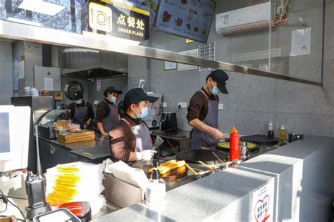 徐州最正宗的菜煎饼，6年开出1000多家店，金黄酥脆味道超好吃！_美食