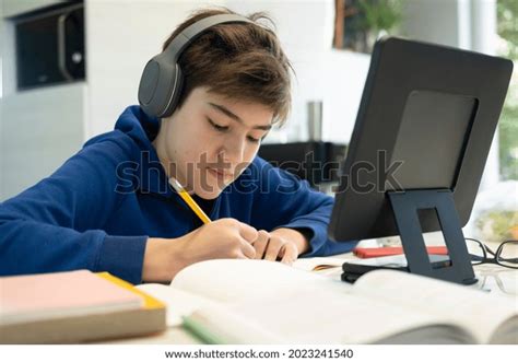 Student Using Computer Phot 的图像结果