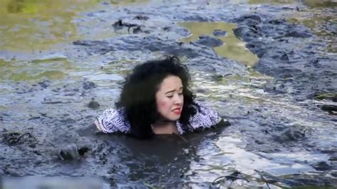 两妹子作死去沼泽地里洗沼泽浴，陷进去的时候求救的声音我笑了
