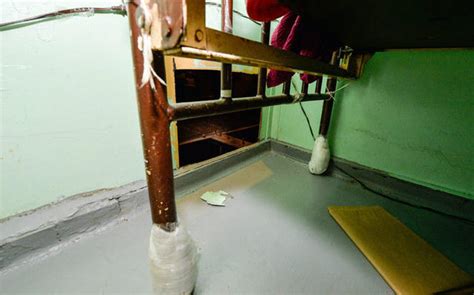 实拍：美国女囚犯试图越狱却压断天花板“露馅” 被狱警一把拽下_凤凰网视频_凤凰网