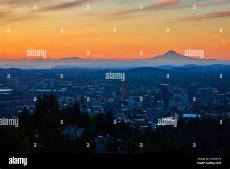 Portland Sunrise with Mount Hood from Pittock Mansion Stock Photo - Alamy