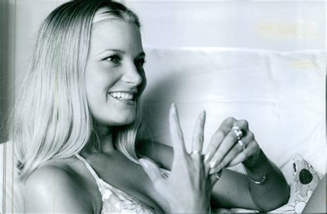 Bridget Fonda Jackie Brown Kitchen Scene