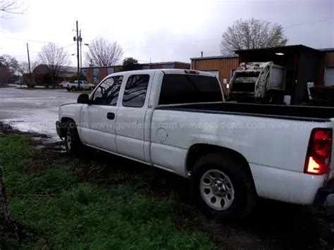 2005 Silverado extended cab | AllSurplus