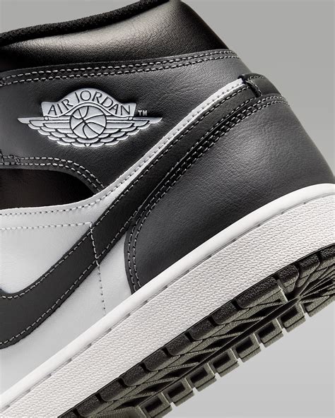 Air Jordan 1 Mid Men's Shoes. Nike PH