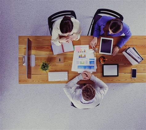 Business People Talking 的图像结果