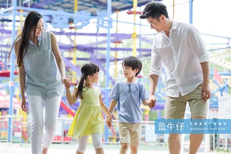 快乐的年轻家庭在游乐园嬉戏-蓝牛仔影像-中国原创广告影像素材