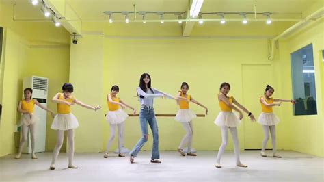 某小学舞蹈老师教育女学生跳舞 古典舞把女性柔美体现淋漓尽致-直播吧