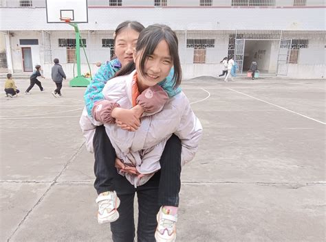 获央视点赞！衡阳县一女孩三年背同学上课：我就是她的“拐杖”_熊思琦_莎莎_生活