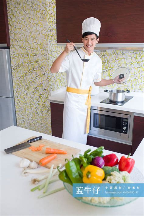 专业厨师切开蔬菜在工业厨房做饭高清图片下载-正版图片504921326-摄图网
