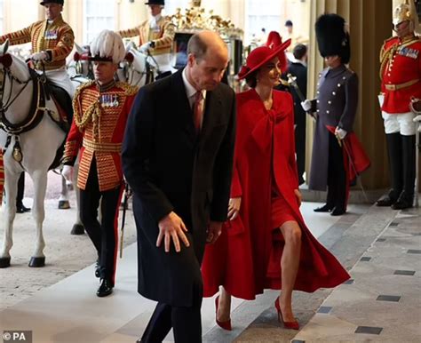 凯特王妃打破王室传统罕见秀光腿，引热议，“连膝盖骨都很漂亮”_腾讯新闻