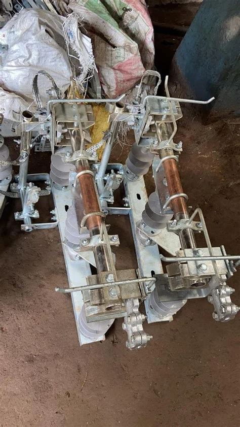 11 KV To 33 KV Isolators - 11 Kv Isolator Manufacturer from Howrah