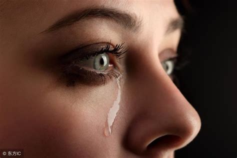 為什麼流眼淚的時候會感覺鼻酸？這算正常現象嗎？ - 每日頭條