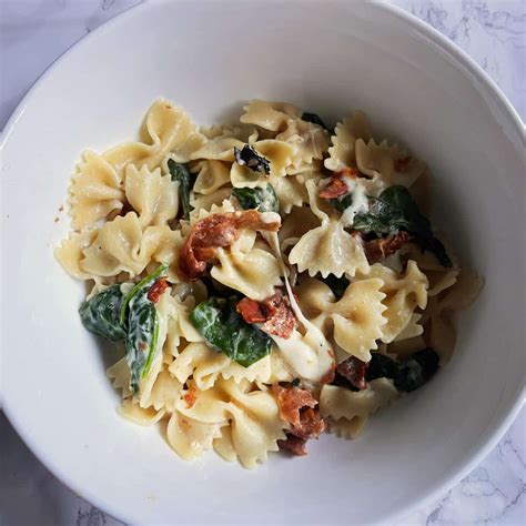 Burrata pasta with spinach and sun-dried tomatoes