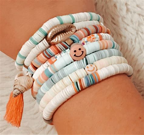 𝑪𝒖𝒕𝒆 𝒄𝒍𝒂𝒚 𝒃𝒆𝒂𝒅 𝒃𝒓𝒂𝒄𝒆𝒍𝒆𝒕 𝒊𝒅𝒆𝒂𝒔! | Clay bead necklace, Clay beads, Preppy ...