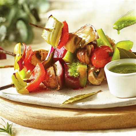 Brochetas de champiñones y verduras con pesto