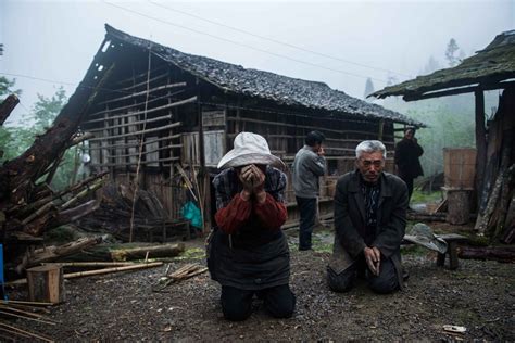 宝兴安平村缺乏救援 老人跪谢记者 - 最新报道 - 雅安地震 - 华声在线专题
