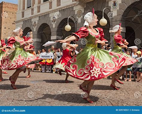 Russian folk dance editorial photo. Image of culture - 32974551