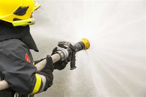 消防员图片-火灾现场工作的消防员们素材-高清图片-摄影照片-寻图免费打包下载