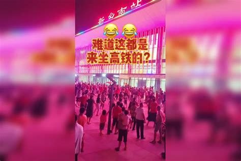 多名大妈高铁唱歌最新素材