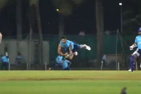 IPL 2021: [Watch] Delhi Capitals pacer Umesh Yadav takes a one-handed ...